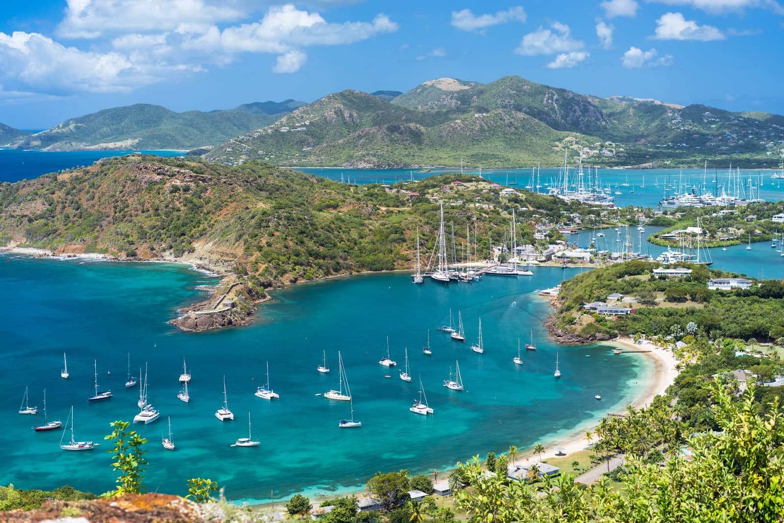 Vista aérea de una laguna turquesa en el Caribe, un territorio de inversión inmobiliaria