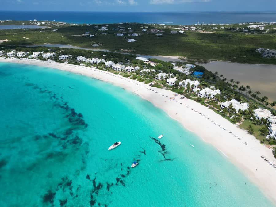 Playa de Maundays Bay y villas de Cap Juluca en Anguilla, inmobiliario de prestigio
