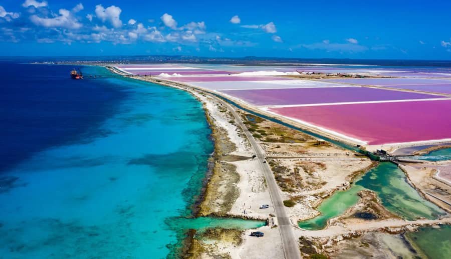 Salinas rosas y laguna turquesa de Bonaire, islas BES, inmobiliario del Caribe neerlandés